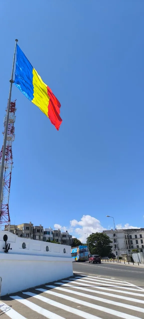 Drapelul României fluturând deasupra Constanței