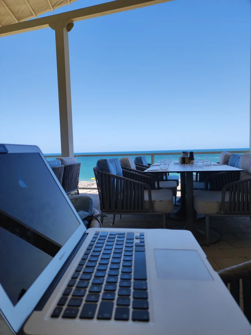 Laptop pe terasă cu vedere la Marea Neagră — muncă remote