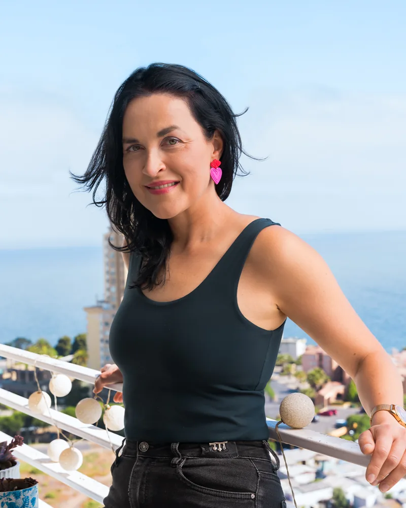 Portret Carmen Gerea pe o terasă cu vedere la mare