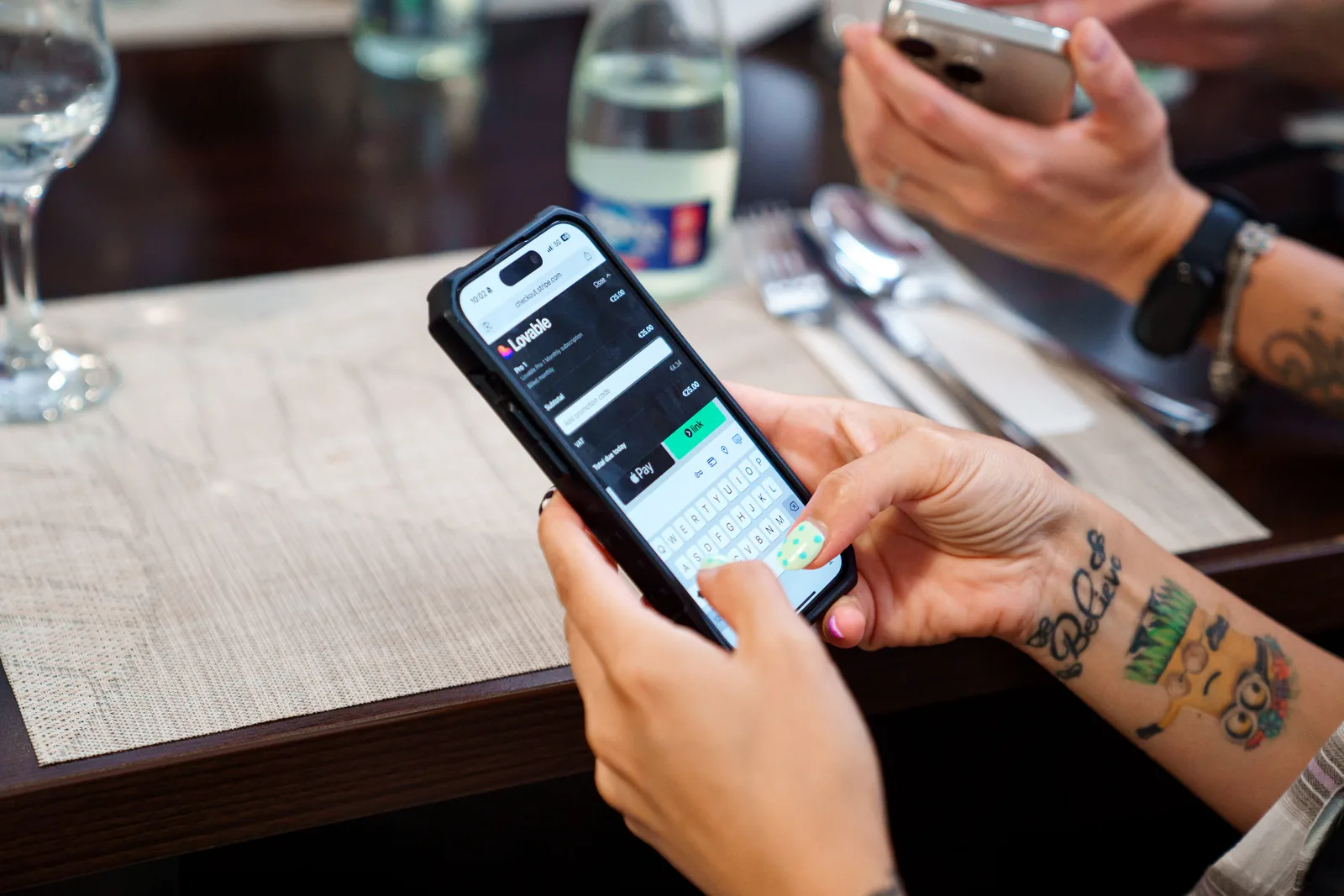 Membră a comunității folosește Lovable pe telefon în timpul unui meetup