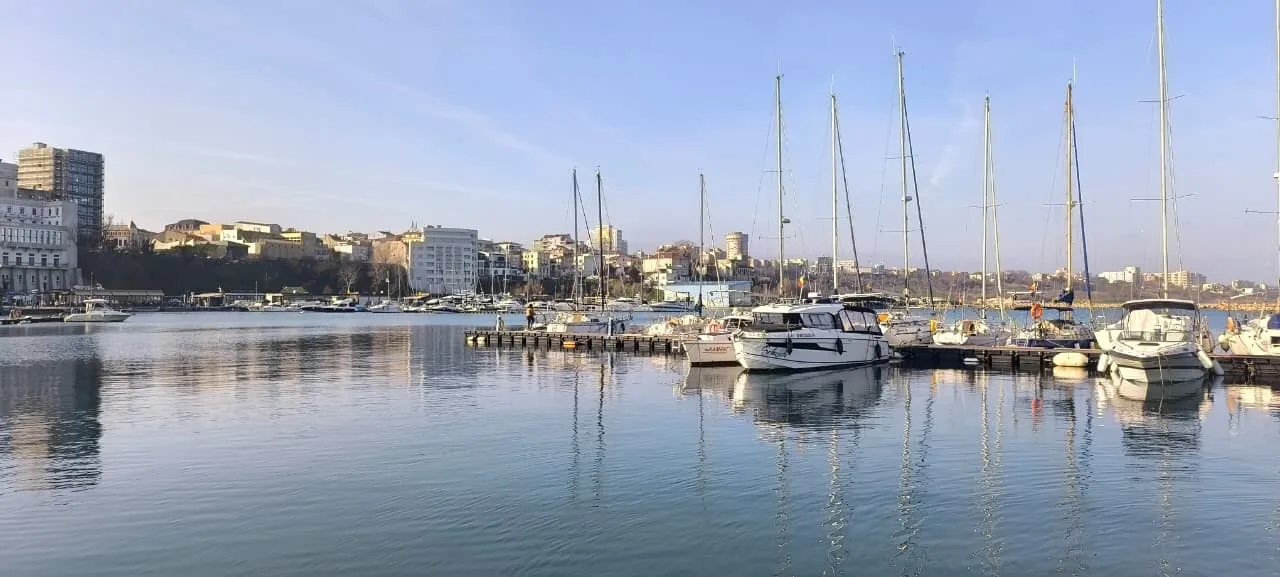 Portul turistic din Constanța cu bărci cu pânze la răsărit