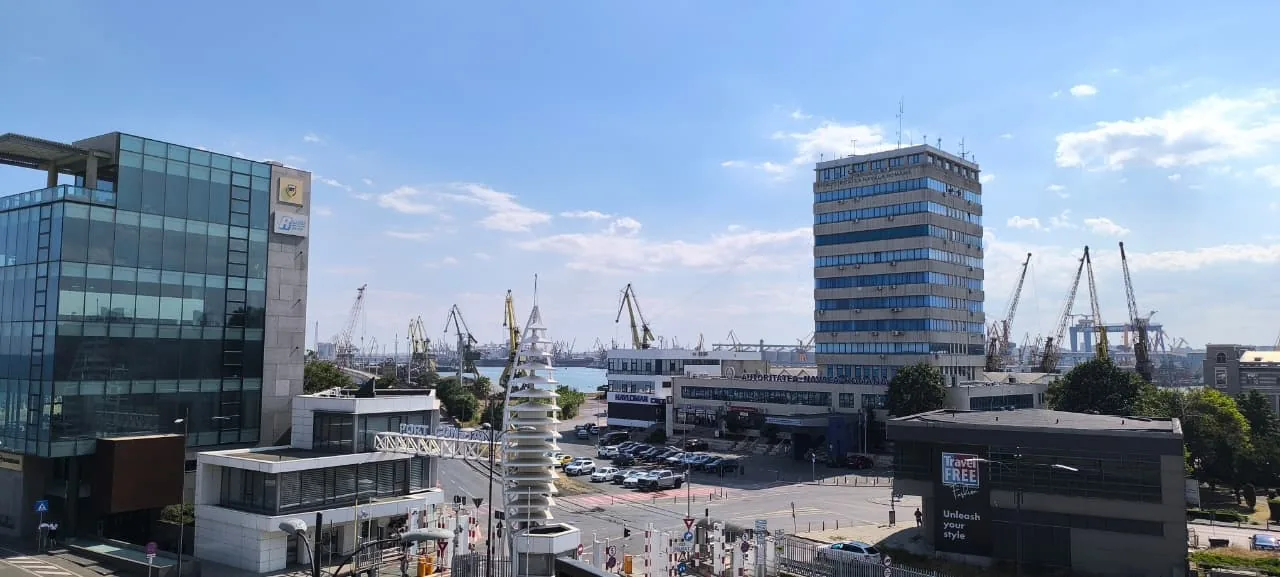Portul Constanța cu macarale și clădirea Autorității Navale